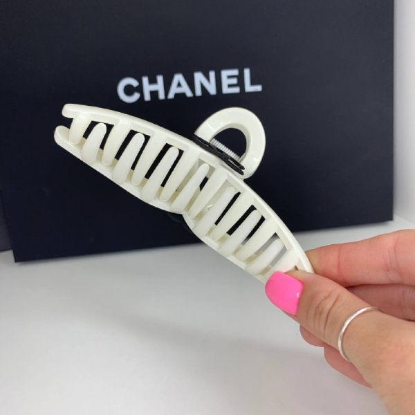 Шанель краб для волос / Chanel белого цвета с логотипом